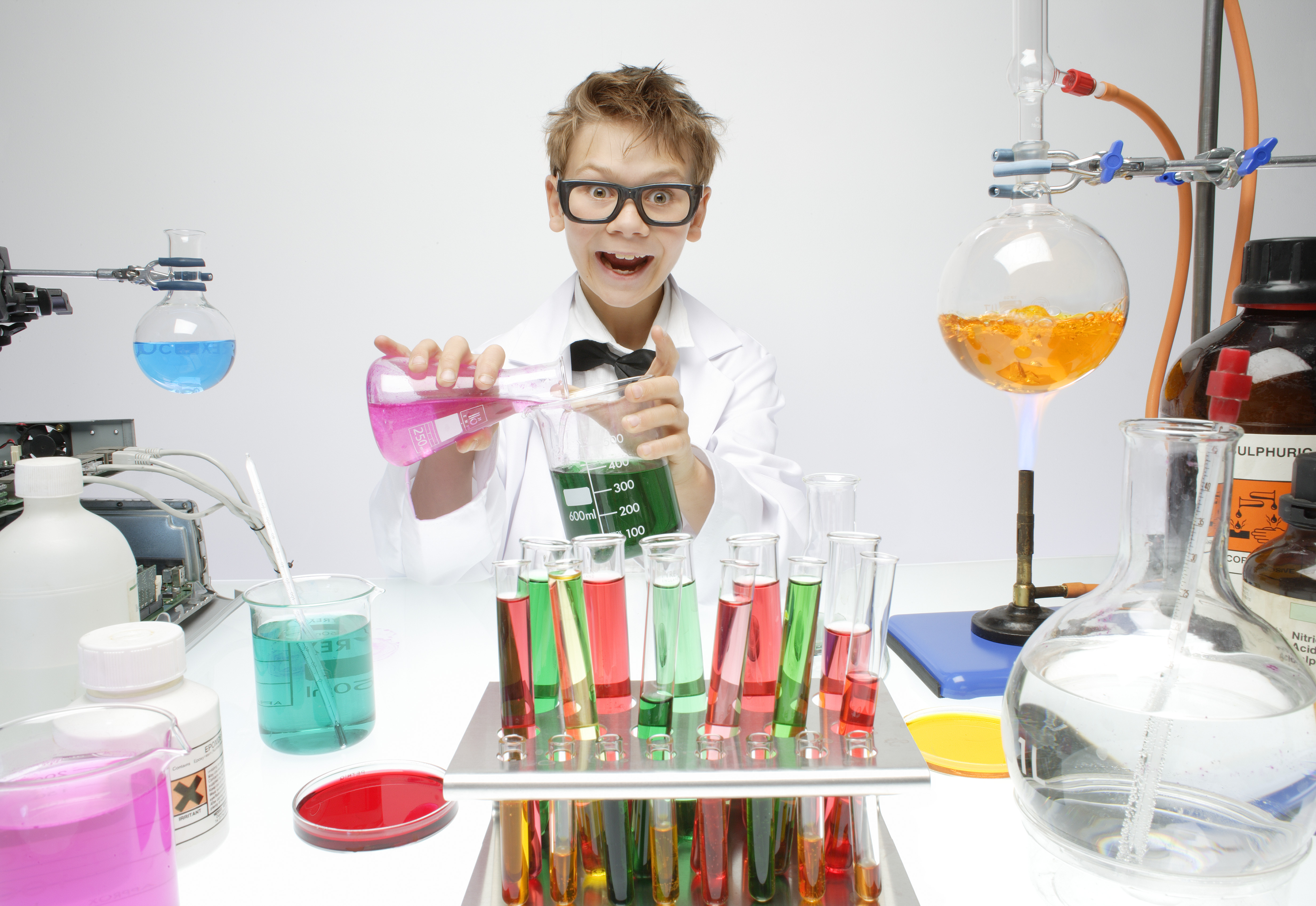 Гениальные эксперименты. Химия опыты для детей. Наука для детей. Ребенок ученый. Маленький Химик.